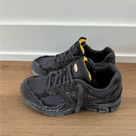 New Balance Unisex Charcoal Grey Textured 2002R Sneaker - Picture 9 of 11